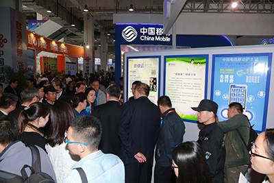 天坦移動(dòng)醫(yī)、護(hù)亮相信博會(huì)，展臺(tái)前人頭攢動(dòng)